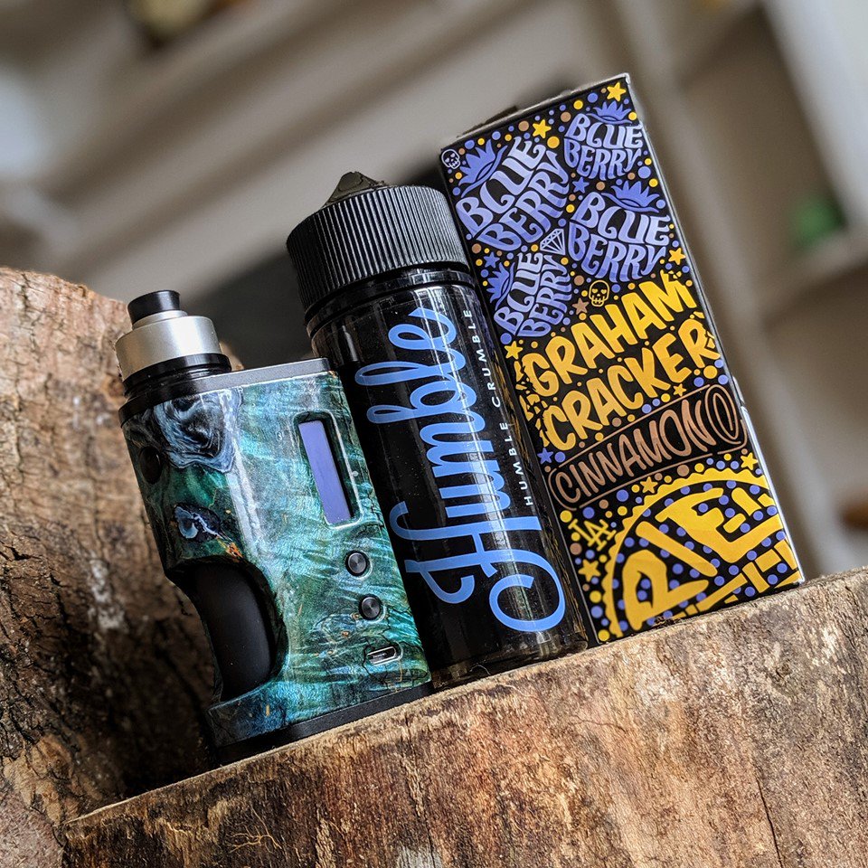 vapouround's tweet image. @HumbleJuiceCo Humble Crumble. Deep, baked blueberry with a delicate cinnamon accent, on top of a buttery graham cracker base. This is a nicely balanced profile that dessert heads are going to love. 

Rocking the Vapouround x Ultroner #aethermod + Haku Venna combo today 

#vapeon