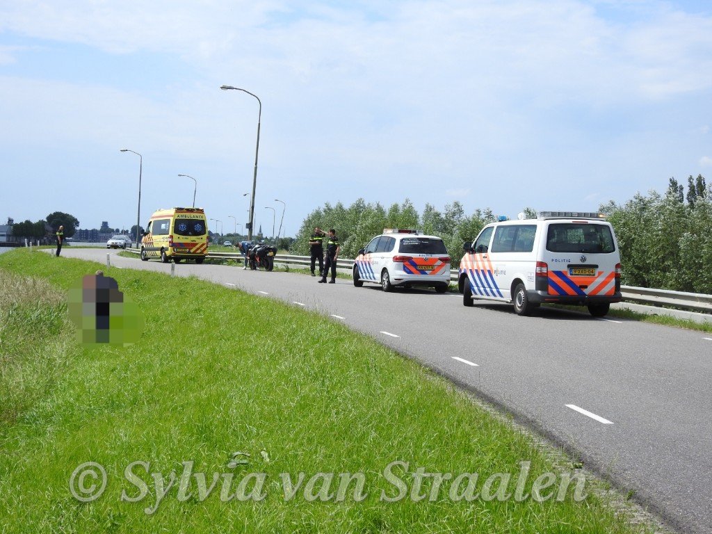 siarella99's tweet photo. Zojuist ��énzijdig ongeval op de #SchielandsHogeZeedijkOost in #Moordrecht. Motorrijder onderuit nadat er iets op het wegdek lag ? De extra barriere onder de vangrail hier op de dijk heeft z'n dienst weer eens bewezen ! Motorrijder kwam er met licht letsel vanaf dit keer. https://t.co/0Uo8aKWD1l