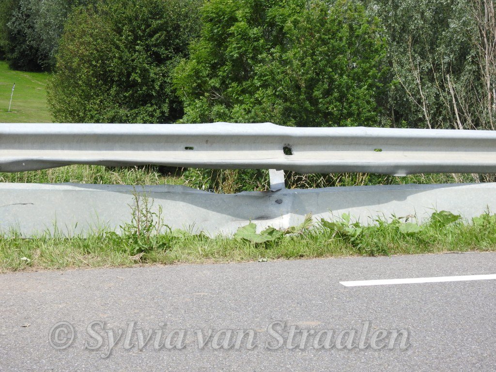 siarella99's tweet photo. Zojuist ��énzijdig ongeval op de #SchielandsHogeZeedijkOost in #Moordrecht. Motorrijder onderuit nadat er iets op het wegdek lag ? De extra barriere onder de vangrail hier op de dijk heeft z'n dienst weer eens bewezen ! Motorrijder kwam er met licht letsel vanaf dit keer. https://t.co/0Uo8aKWD1l
