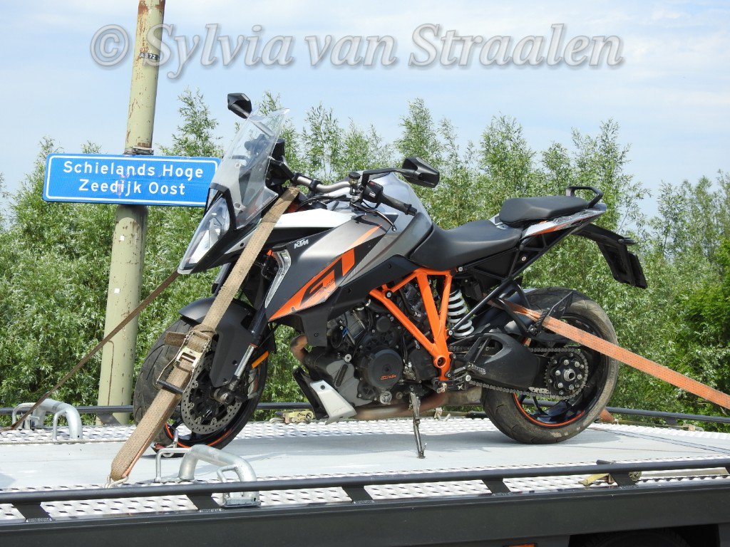 siarella99's tweet photo. Zojuist ��énzijdig ongeval op de #SchielandsHogeZeedijkOost in #Moordrecht. Motorrijder onderuit nadat er iets op het wegdek lag ? De extra barriere onder de vangrail hier op de dijk heeft z'n dienst weer eens bewezen ! Motorrijder kwam er met licht letsel vanaf dit keer. https://t.co/0Uo8aKWD1l