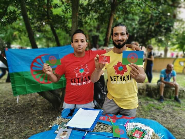 KethaneE's tweet photo. La giornata dei popoli a #Lucca, con i nostri membri presenti per raccontare il Movimento #Kethane.
Aderisce e firma con noi anche il sindaco di Lucca.
#opreroma! https://t.co/diZSGgrzuF