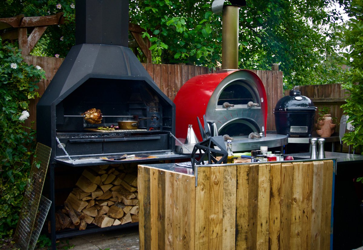 ChefCorneliusV's tweet photo. Creating your #OutdoorKitchen is as bespoke as your cooking style.
It should be an outdoor place that you want to spend time in + enjoy the experience.
Think about flow.
It is a place to enjoy and feel at home in - whatever kit you have 🔥
#OutdoorChef #FireFiend https://t.co/jXozRUJS5h