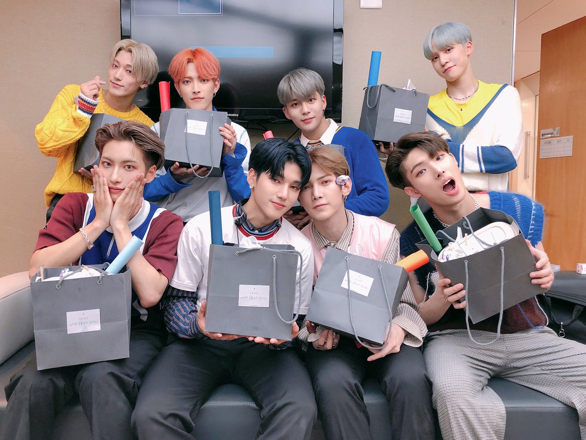 ATEEZofficial's tweet photo. [📷] ATEEZ : TREASURE MAP Behind Photo

컴백쇼를 위해 새벽부터 늦은 밤까지 함께해줬던 에이티니!
항상 에이티니가 있는 곳에 에이티즈도 서 있을게요💕
이번 활동도 WAVE와 함께 하쿠나 마타타😎🎶

#One_To_All #ILLUSION #WAVE #ATEEZ #에이티즈 https://t.co/ZePppjGsmY