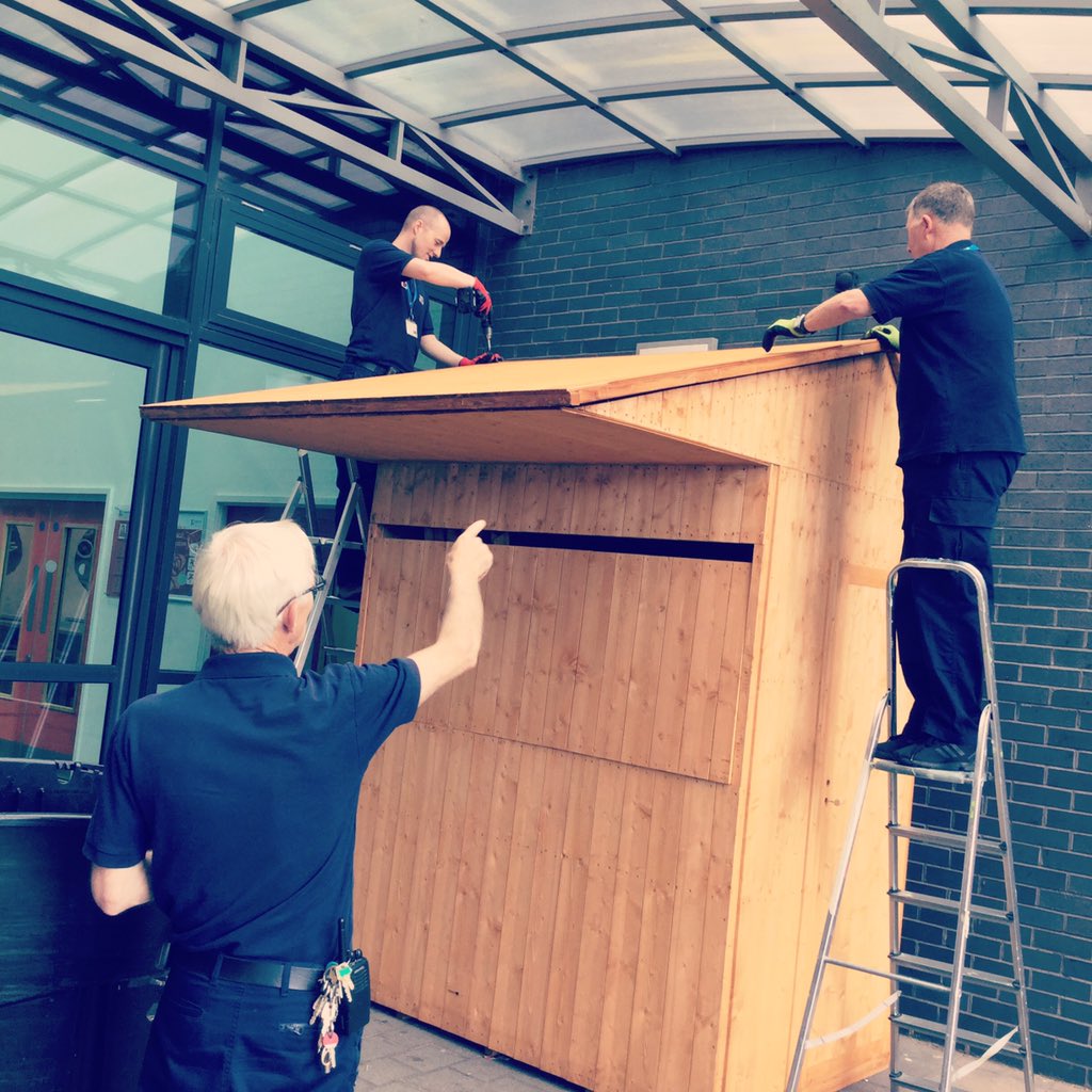 LitherlandHigh's tweet photo. The roof going on the new #LivoShop this morning! #ILoveLivo💙 https://t.co/Y2DZZiV3n1
