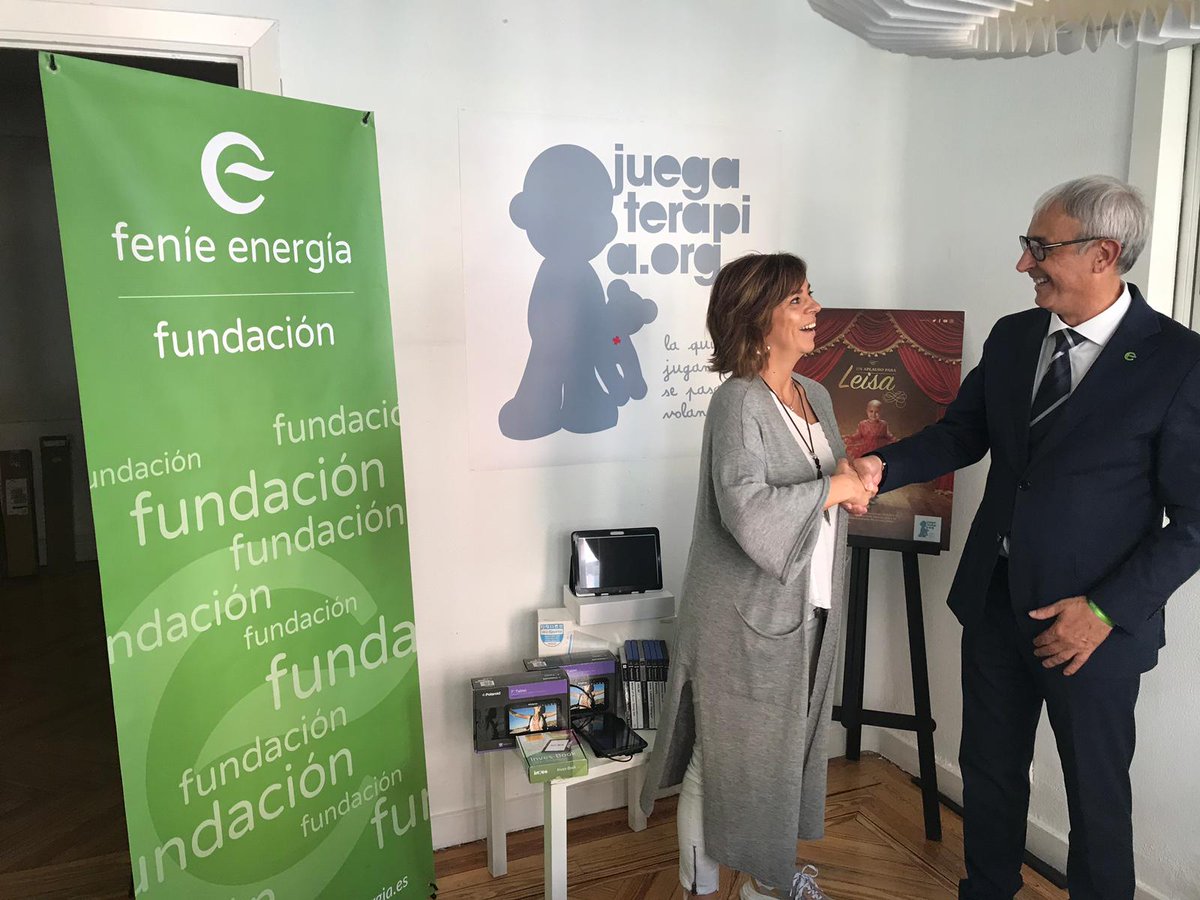 fenieenergia's tweet photo. ¡Muchas gracias por las donaciones a todos nuestros agentes y accionistas! 💚

 🤝El Presidente de la Fundación @fenieenergia , @sergio_pomar ha hecho entrega a la Fundación Rementería y a @juegaterapia de las gafas y juguetes recaudados.

#Solidaridad #Donaciones https://t.co/yIp3l8Qs5l