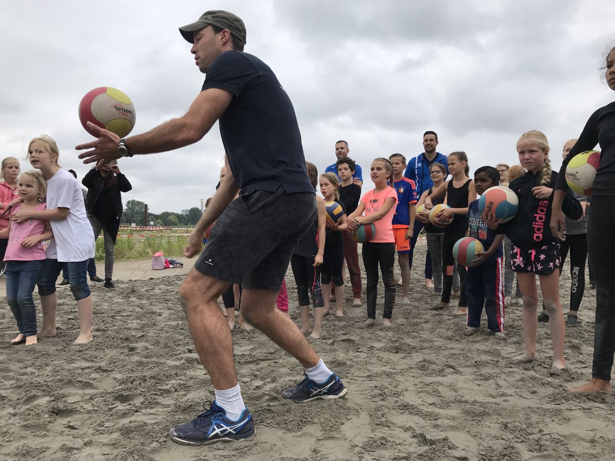 Tijdens het <a href="/BaggerfestivalS/">Baggerfestival</a> toveren we de Merwestraat om tot sport- en spelterrein, inclusief... beachvelden. Wordt mooi: o.a. beachvolley- en voetbal, duiktank, panna-kooi, F1-simulator, waterpolo in de haven... Doe mee aan clinics en demo's! baggerfestival.nl/nieuws/baggerf…