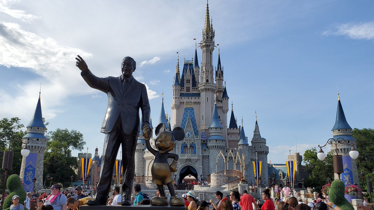 disresorts's tweet photo. It's a always a magic at Walt Disney World! Have a wonderful Monday to all https://t.co/1CW0IyahX8