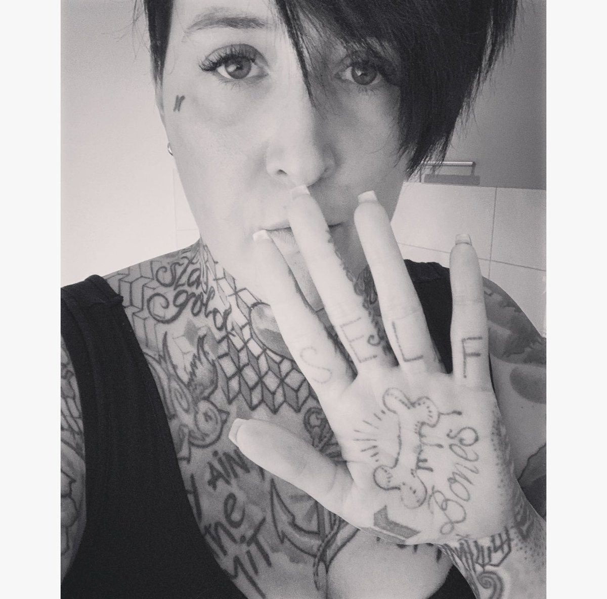 sandymania's tweet image. I know the #5signs of emotional suffering, do you? join the movement to #changedirection and help #endthestigmaofmentalhealth ! #changementalhealth #makechesterproud #320changesdirection share them! tag us! invite 5 friends to do the same!  #iamthechange #lightsforchester #❤️