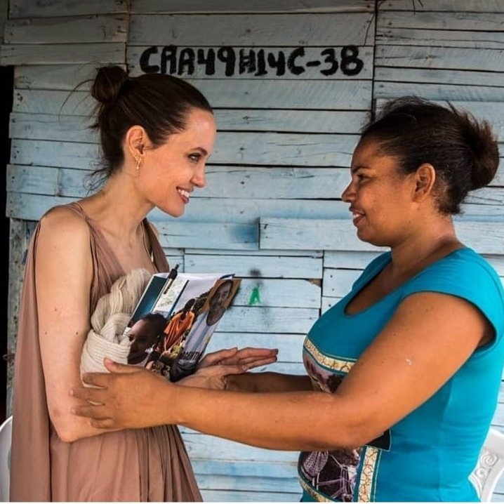 Acá en la imagen podemos ver a una Venezolana🇻🇪"desnutrida" y la "enviada especial" de ACNUR. ¿Cuál de las 2 necesita más aporte Calorico? Además, dicen que en Colombia hay 1.3M de Venezolan@s. En Vzla. Hay más de 5millones de Colombian@s🇨🇴#10Jun Crisis inducida y Mundo al Revés!