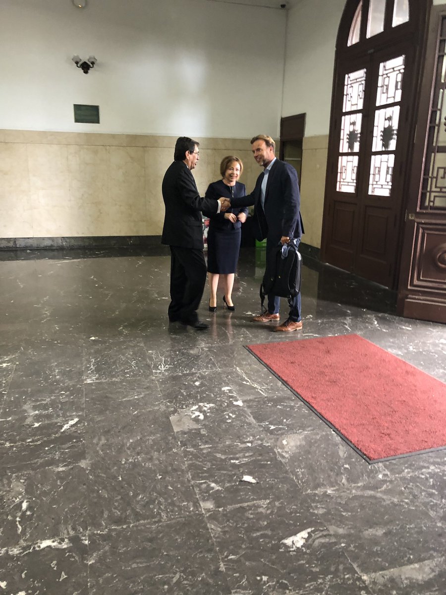 vamosrosi's tweet photo. Recibiendo a autoridades y a compañeros. #investidurarectora #transformaull https://t.co/6phdjkHtri
