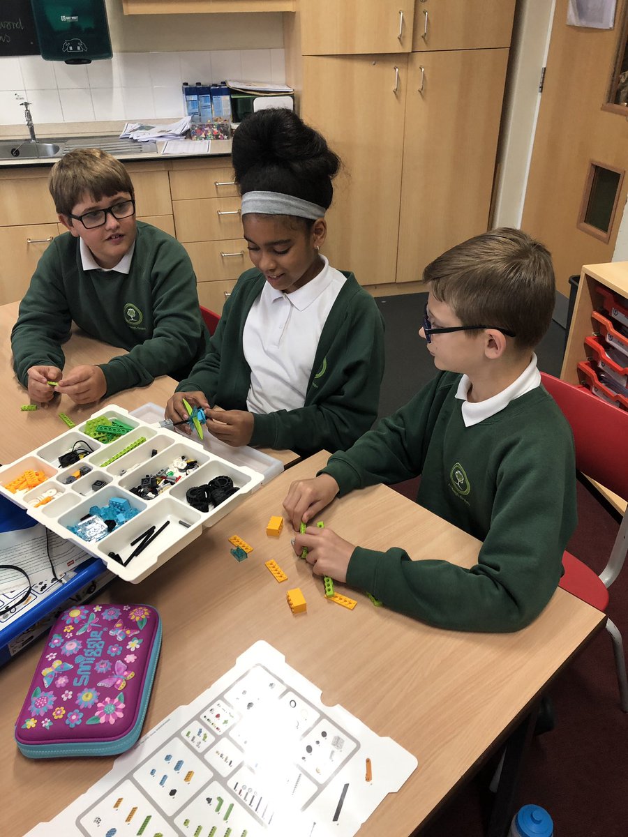 agjsschool's tweet photo. Cherry making their own desktops fans today using #legowedo kits! Very impressive inventions and code going on! #agjsdt #agjscomputing https://t.co/nBLmSG2z15