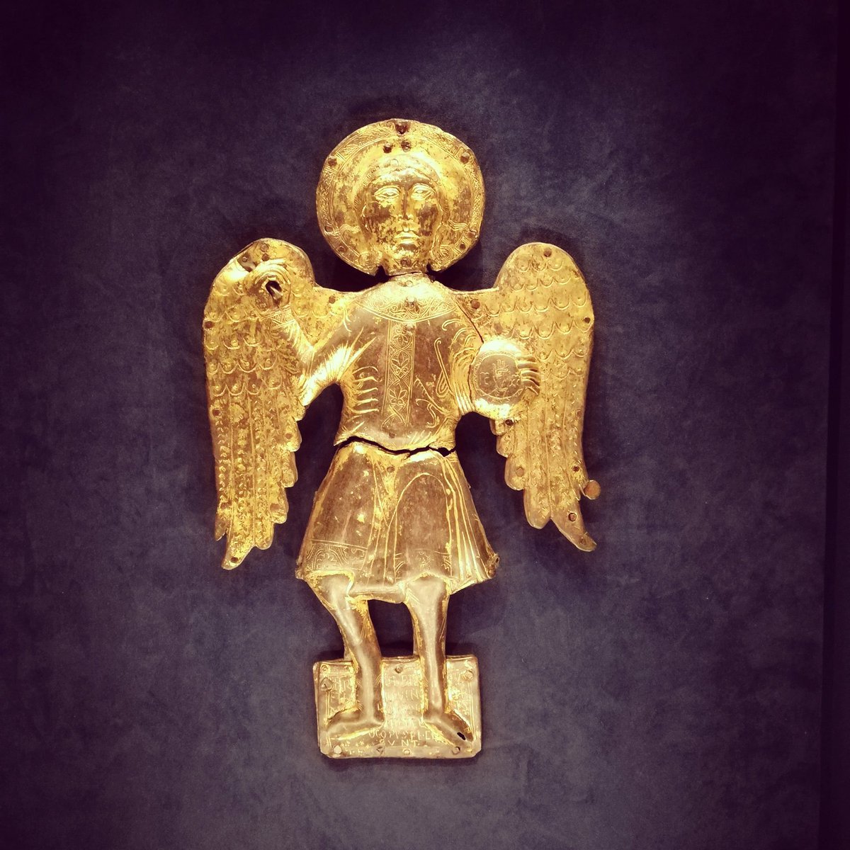 In un angolo buio del Museo devozionale, all'improvviso risplende questa meraviglioso San Michele in bronzo dorato di età altomedievale. Solo una lontana idea dell'impatto emozionale che il pellegrino doveva provare nei tempi antichi
#sitiunesco #culturalheritage