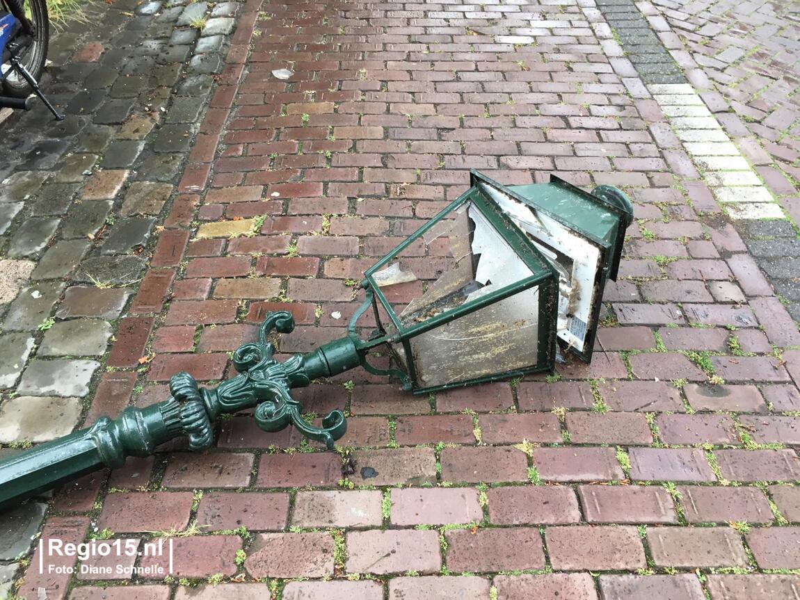 Regio15.nl on Twitter: "Op de #Houtzagerssingel in #DenHaag is een antieke lantaarnpaal afgebroken. De dader is niet bekend. De auto op de heeft er uiteraard niets mee van doen. https://t.co/CC7qcifdFi" /