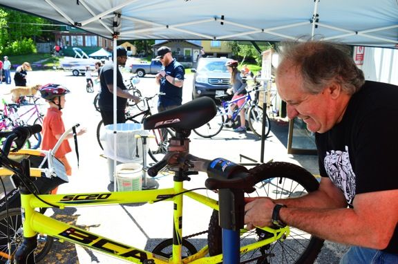 StrattonRide's tweet image. Want to know where the money goes? Over the years Saranac Lake Kiwanis has fitted kids with over 2000 free bike helmets thanks to the #strattonride. The obstacle course is a favorite. See you 8/24/19. 75 days away!

buff.ly/2XCI6Ge

#adks #cycling #kiwanis #bikesafety