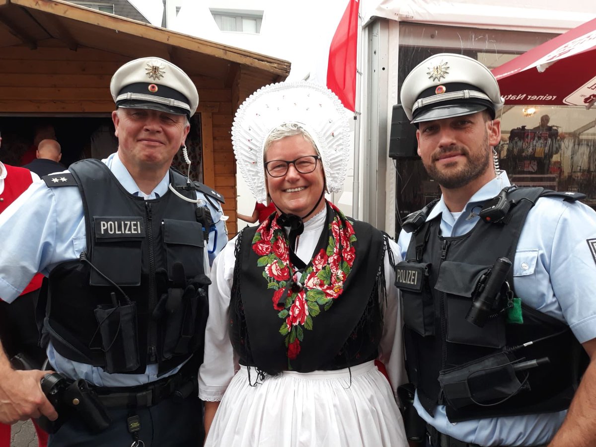 bpol_koblenz's tweet photo. Wenn Kollegen eine Kollegin treffen. Alle sind verkleidet😜, das ist #hessentag2019. Martina Anders-Frischkorn von der @bpol_bepo, eingerahmt von Michael Hanke und Christian Seckler von der #Bundespolizei #Kassel  *ka https://t.co/PeXnWdSrPY