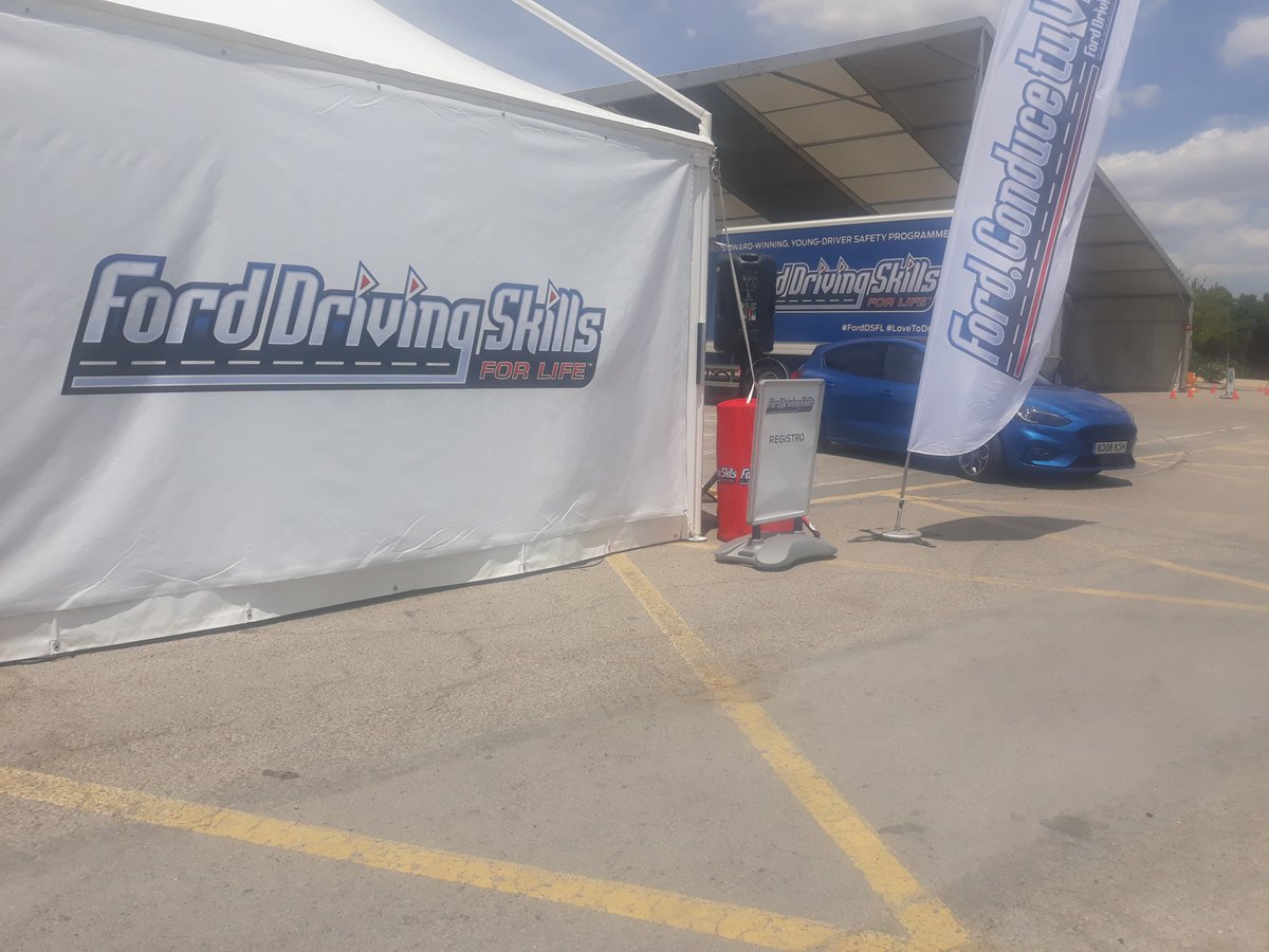 Victor_H_G_Cars's tweet photo. #FordDSFL #FordConduce
Hoy hemos disfrutado una tarde súper emocionante con Ford, probando los sistemas de ayuda a la conducción y viendo los efectos de las distracciones al volante. Además hemos aprendido a controlar el coche en situaciones adversas.
Enhorabuena a todo el equipo https://t.co/8qXUO44hmZ
