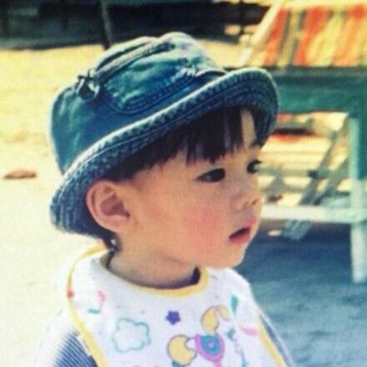 rainnyjuly's tweet photo. :โตขึ้นมานะ พิเตนล์จะสูง ๆ ไหล่กว้างๆ แบบคุณลุงเลยย
:คุณลุงจะบอกความลับให้ครับ พิเตนล์อยากรู้ป่าว
:อะไรหรอ พิเตนล์พร้อมมาก
:คุณลุงกินผลไม้ครับ กินเยอะเลย
:งอนนะ ไม่คุยด้วยแล้ว https://t.co/gZnXcMvQXS