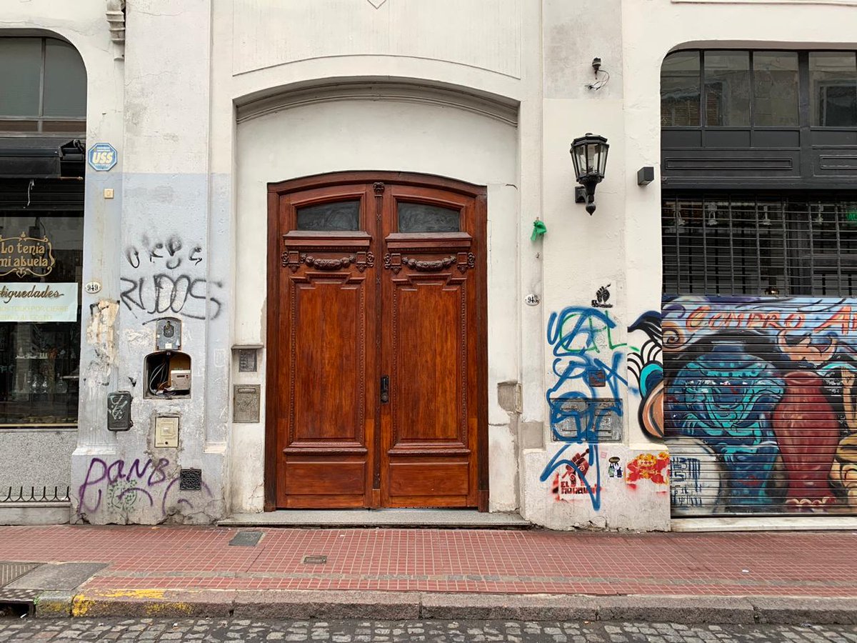jplimodio's tweet photo. ANTES Y DESPUÉS
Limpieza de graffitis y restauración de fachadas en Calle Defensa. Es enorme el trabajo que realizan las cuadrillas diariamente para cuidar nuestro patrimonio cultural. https://t.co/myCISkYJz1