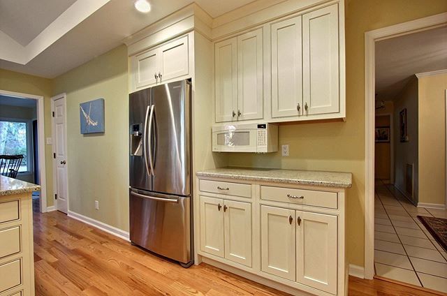 Cabinets are Richmond-V Maple Whipped Cream! #haascabinet #cabinetry #woodworking bit.ly/2ItYL8y