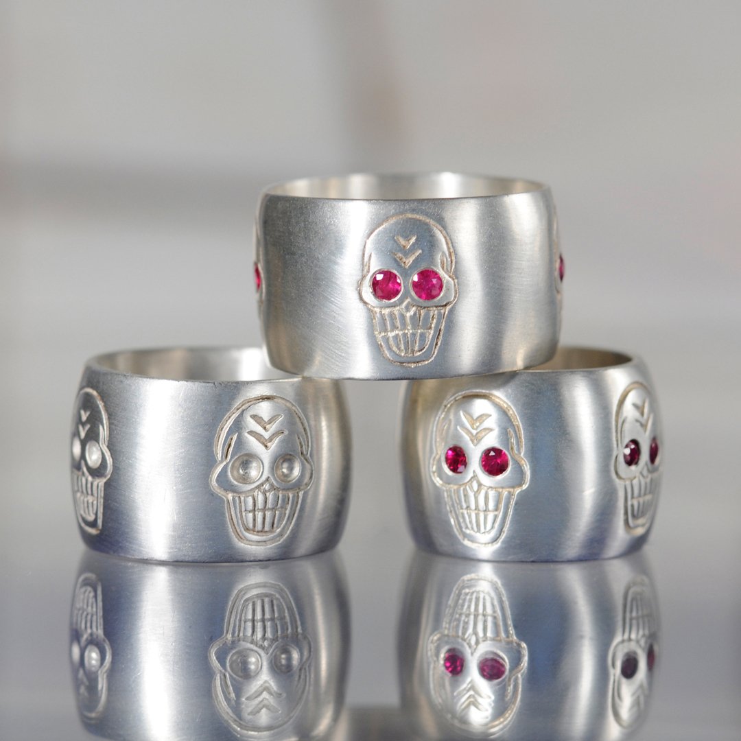 meandrojewelry's tweet photo. Skulls are a reminder that all things will pass, the good, the bad, and the conflicted. These powerful symbols stare into our core with ruby eyes, daring us to live life fully and mindfully.
#skull #widebands #perfectgift #fathersday #rubyeyes #sterlingsilver #meandrojewelry https://t.co/8J7taQNZOq