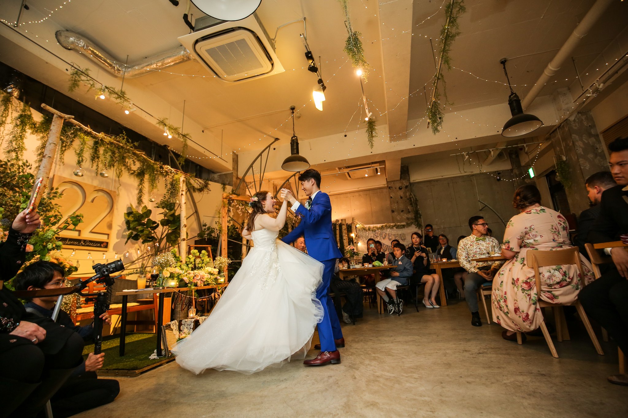 𝑪𝑨𝑭𝑬 𝑾𝑬𝑫𝑫𝑰𝑵𝑮𝟚𝟚 吉祥寺 新郎新婦のファーストダンス ゲストみんなが見守る素敵な瞬間 ダンスを自然に踊れるって素敵です 22 Cafe Cafewedding22 ファーストダンス ウェディングダンス 自由な結婚式 国際結婚 T Co