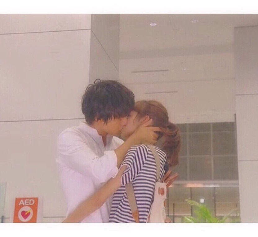 nokochan1224's tweet photo. キスする時に首や頬に手を��えるのめちゃくちゃ良くない？？

手を添えられるだけで安心するし逃がさないって感じもあってエロい。手を添えるだけでキスが特段にエロくなる。
頭撫でるも良し、立ってる時だったら腰に手回して引き寄せるのだって良いしキスは最高🤦🏻‍♀️ https://t.co/Qef2o3YVba