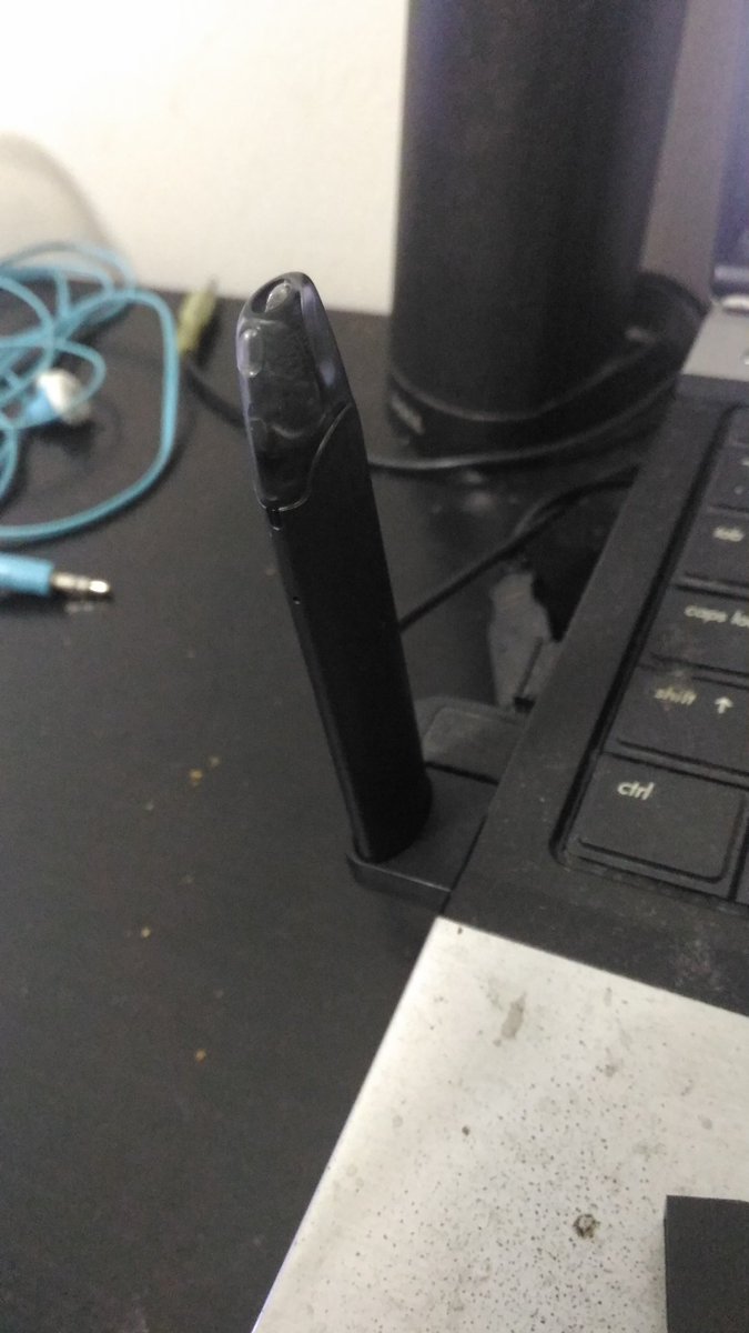 ikarbertweet's tweet photo. Kalau bateri dah habis, charge dia ini macam, cucuk je charger kat Usb slot, lepas tu letak, nanti ada magnet sedut, zrrruppp pap! melekat. Mudah. 
#NCIGBasicKit 
#RAYADENGANNCIG https://t.co/00ODClG8Xx