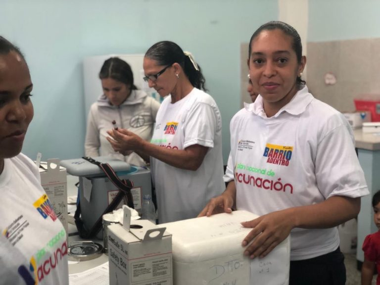 mippci_ven's tweet photo. 🗣️ ¡𝐓𝐨𝐦𝐚 𝐍𝐨𝐭𝐚!✍️🇻🇪 
 Jornada de Vacunación de las Américas 2019 tiene como objetivo aplicar más de 2 millones de dosis. #VenezuelaPazYSoberanía https://t.co/6fZ5ZKogyw