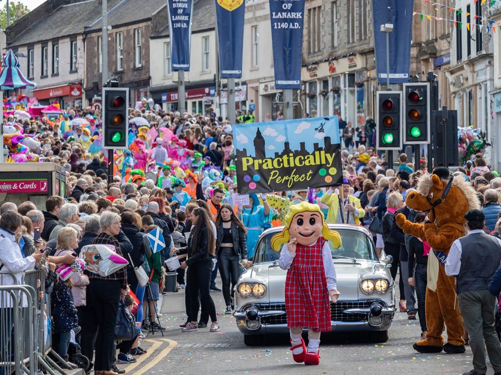 The streets were lined for another successful Lanimer Day Procession. Click to read more about the week's competition results: lanark.co.uk/news-views/new… (Photo by Deejay Neilson) @LanarkLanimers #LanimerWeek #Lanark #Lanimers