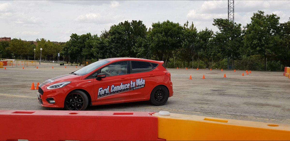 murtalvaro's tweet image. Porque en la carretera no hay conos ni profesionales que te enseñen y apoyen continuamente. Al volante, 0 distracciones. Gracias @FordSpain !! #FordConduce #FordDSFL #LoveToDrive
