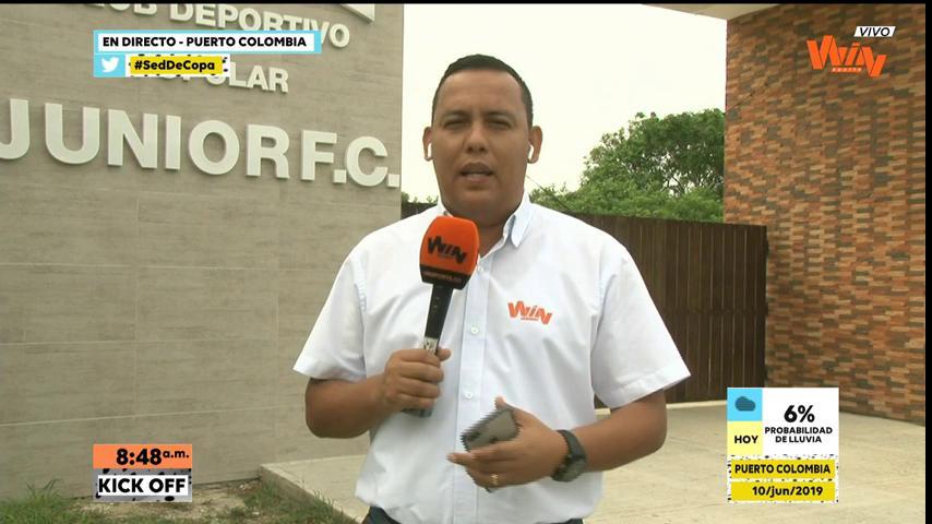 KickOffWIN's tweet photo. ¡@josehugoillera se encuentra en la sede de Junior con noticias del 'tiburón'!
#SedDeCopa https://t.co/AriKWbD7xi
