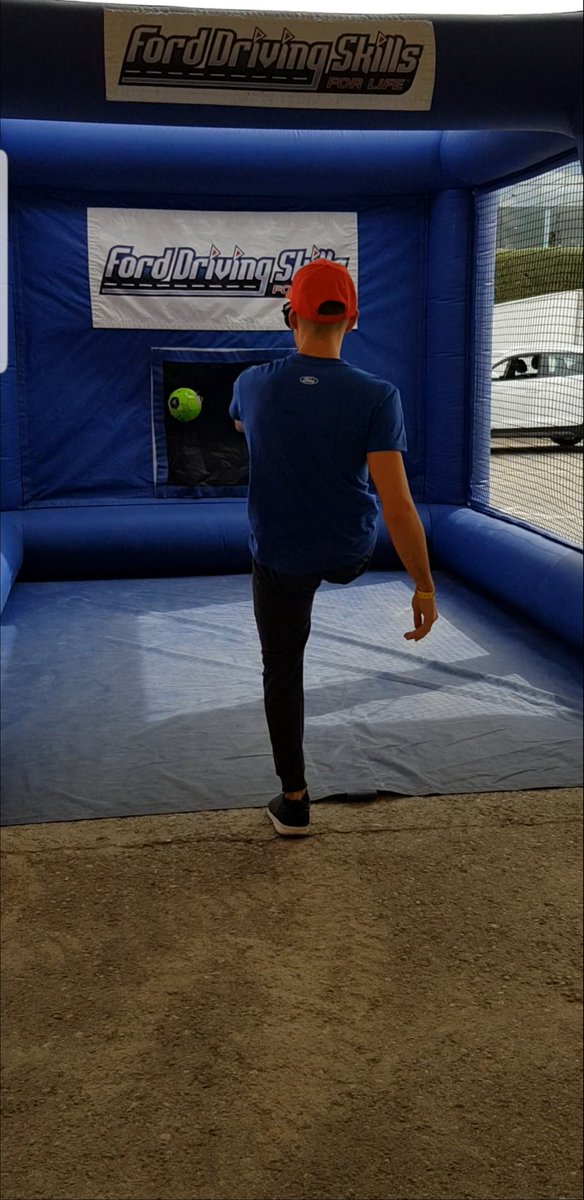 murtalvaro's tweet image. Porque en la carretera no hay conos ni profesionales que te enseñen y apoyen continuamente. Al volante, 0 distracciones. Gracias @FordSpain !! #FordConduce #FordDSFL #LoveToDrive