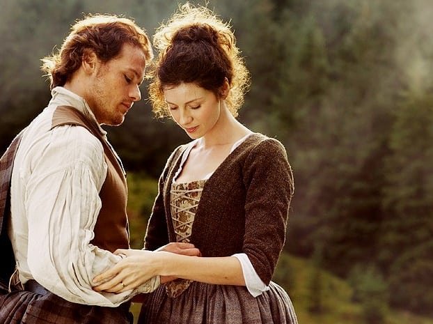 LABalfeHeughan's tweet photo. "Estranhamente a sensação era reconfortante. Onde quer que estivéssemos nos metendo, ao menos estávamos juntos nisso." - #outalnder A viajante do tempo 🦋 

#caitrionabalfe #samheughan https://t.co/1oo18JRuGA