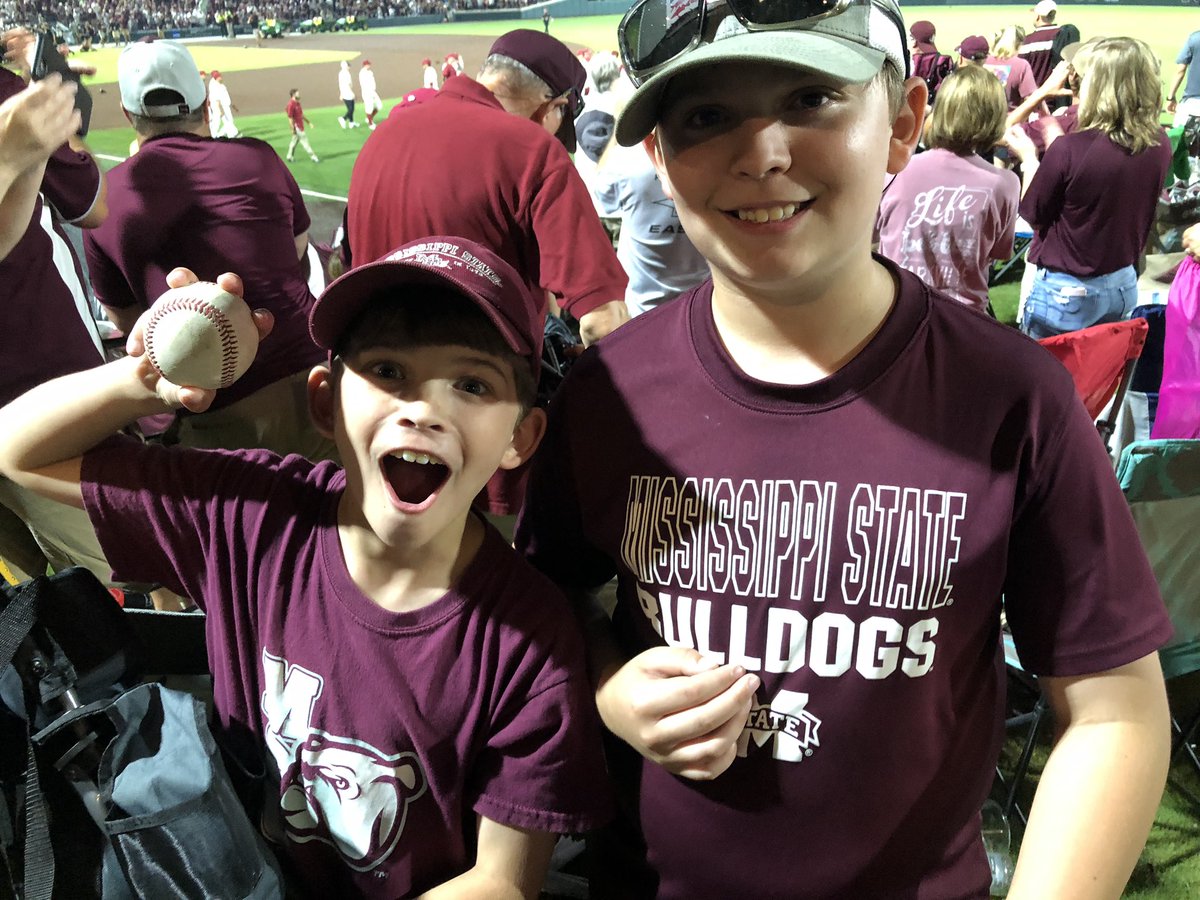 kkeith21's tweet photo. Shout out to @brandon_wulff with @StanfordBSB for giving these kids a ball. #madetheirnight #classact #HAILSTATE https://t.co/TJxRfpVDam