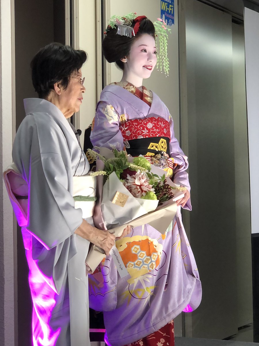 タケダ美容室 בטוויטר 現代の名工 山中恵美子先生による 舞妓さんの結い髪 割れしのぶ おしろいの塗り化粧 舞妓さんのだらりの帯のお着付け 舞妓さんの日本髪の結い方を 間近で見られるワクワク感 やはり かじりつく様に見てしまう 日本髪の伝統を守り