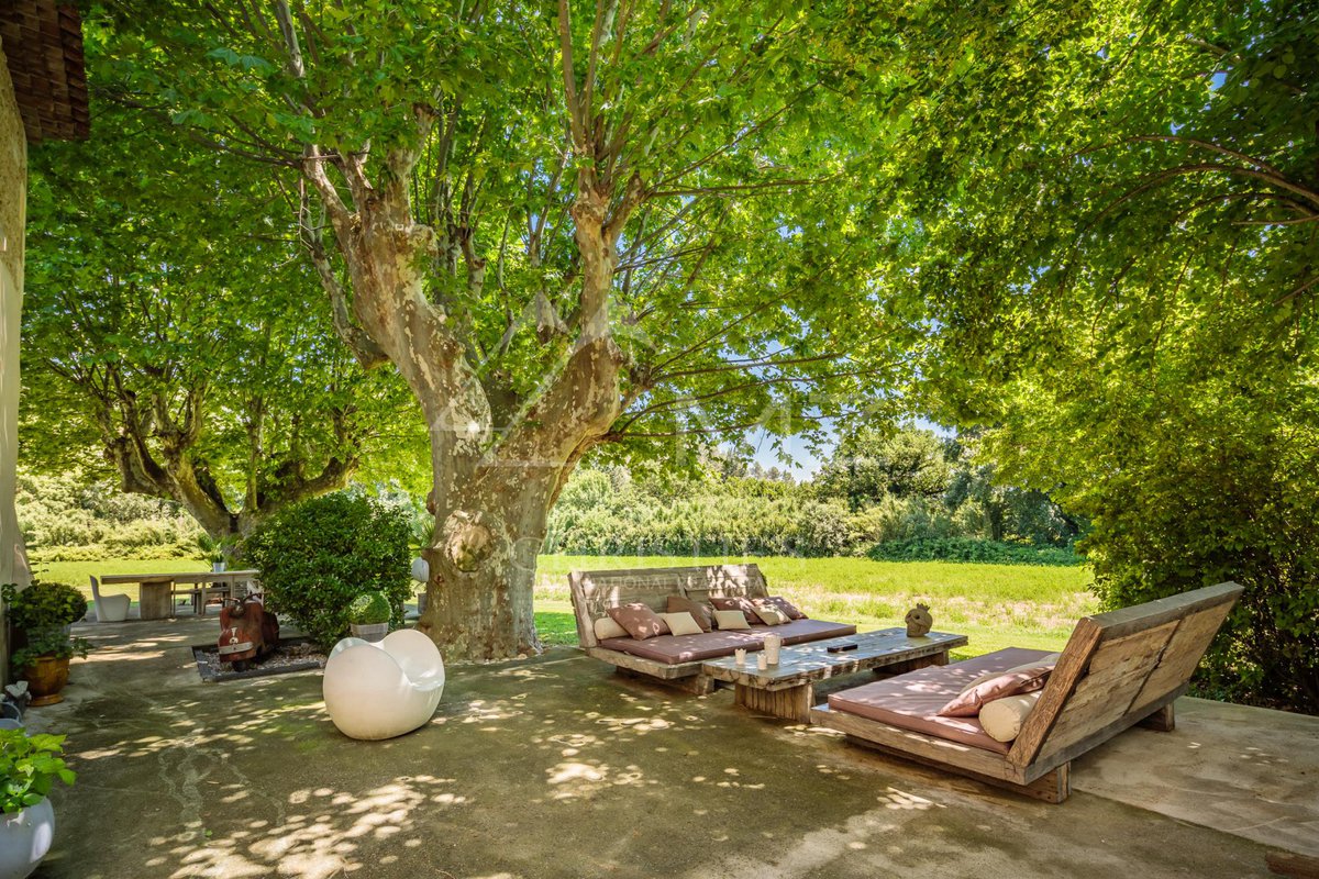 Michael_Zingraf's tweet photo. Magnificent mas for sale between Aix-en-Provence and Lourmarin. This recently renovated farmhouse offers bright and large living spaces and a spacious swimming pool overlooking the Luberon. https://t.co/xej7lOhOl8 @ChristiesHomes #Sale #LuxuryRealEsate #Luberon #Provence https://t.co/TnTVzm8ezG