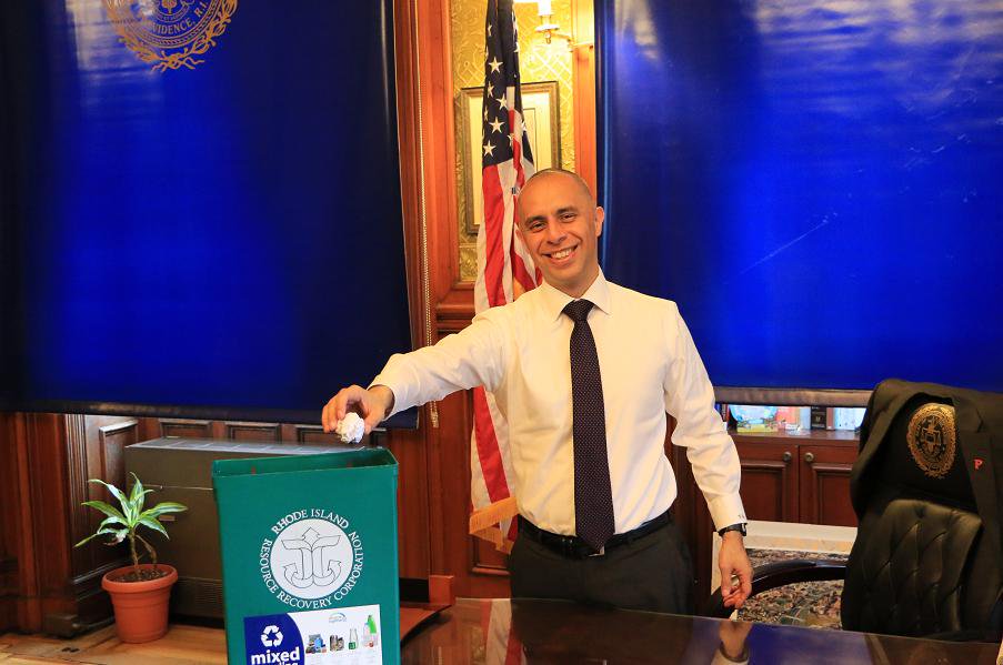 Sustain_PVD's tweet photo. Mayor @Jorge_Elorza #RecyclesRIght! #Recycling can be confusing - labeling your recycling bins w/@RecycleAcrossAm labels can help! These show what CAN &amp; CANNOT go into your #RI recycling bin. Need labels? Contact @RIRRC! #LetsRecycleRIght https://t.co/T0YH3Oqidi #MotivationMonday https://t.co/zXUqCmLUoh