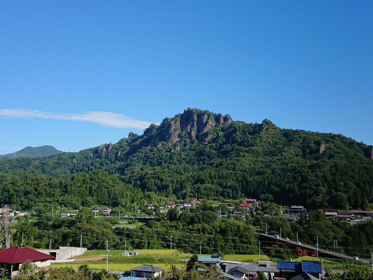 岩櫃 いわびつ 東吾妻町観光情報 奇石 巨石の宝庫 東吾妻町 岩櫃山の中腹には続日本100名城の 岩櫃城 があります 見る場所によって見え方が大分違います 岩櫃山 帰れマンデー 帰れマンデー見っけ隊