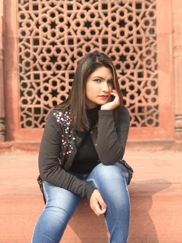 Waiting for the weekend alreadyyyy 🙄🙄 
Had a super long day which didn’t really start all that well..plus its super duperrrrr hot here in Delhi 🥵🥵
.
How’d your day go btw ?? 🙄 Please tell me some good stuff 😒
.
.
#msmeehnia #badmondays #indiangal #waitingfortheweekendlike