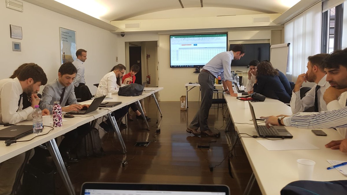 SAFE_energia's tweet photo. I partecipanti al #Master SAFE si esercitano ad una simulazione di mercato presso la sede @Edison4Gov di Milano. #EdisonDay https://t.co/4YnEn7O41S