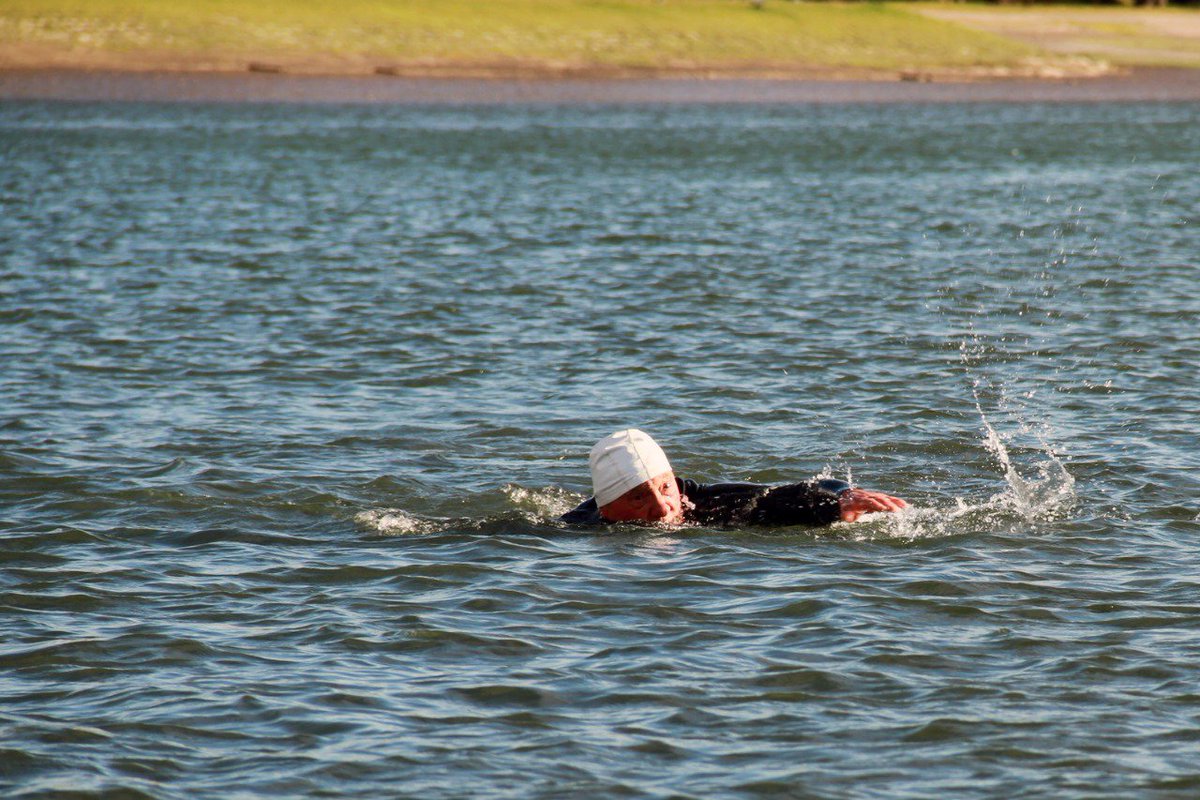 Ludmilabrz's tweet photo. Nunca es tarde 🏊‍♂️ 
Orgullosa de mi papá que, a sus 77 años, ya va  por su 2da competencia de Natación en Aguas Abiertas FRÍAS del año. Y Salió primero en los 500! Esta vez, con neoprene. El agua estaba a 8 grados, pero con mucha calidez humana. Gracias @RNDeporte por cuidarlo!! https://t.co/Gb0XVAg9fV