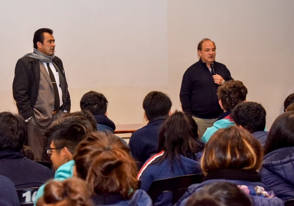 ricardo_villada's tweet image. Comenzamos el lunes con los alumnos del colegio Américo Vespucio. Por tercer año consecutivo respondí sus preguntas sobre Ciencias Políticas. Queremos jóvenes informados que desarrollen su propio criterio para defender los derechos de todos. ¡Gracias profe Saravia por invitarme!