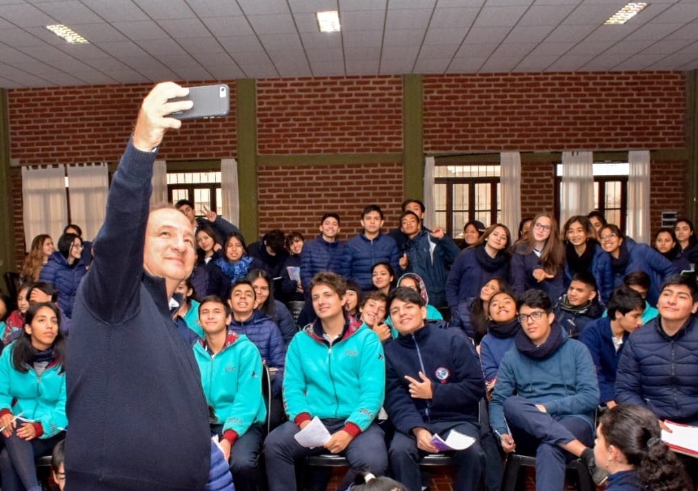 ricardo_villada's tweet image. Comenzamos el lunes con los alumnos del colegio Américo Vespucio. Por tercer año consecutivo respondí sus preguntas sobre Ciencias Políticas. Queremos jóvenes informados que desarrollen su propio criterio para defender los derechos de todos. ¡Gracias profe Saravia por invitarme!