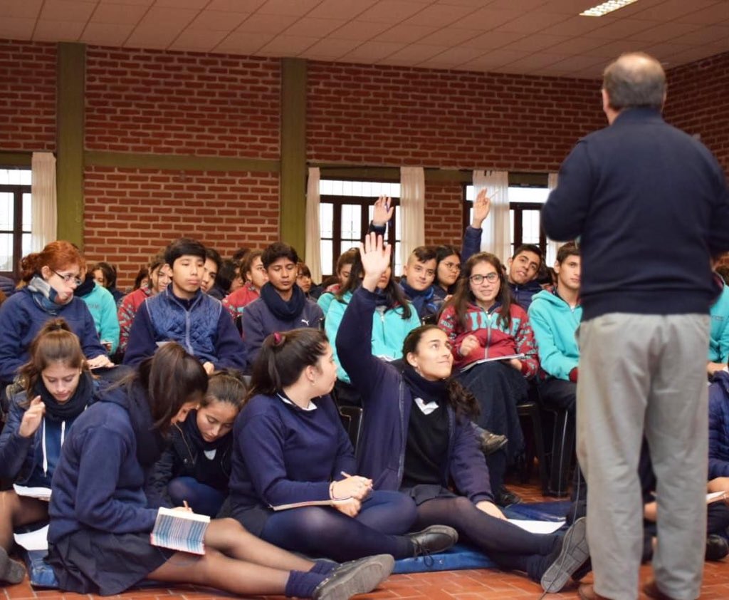 ricardo_villada's tweet image. Comenzamos el lunes con los alumnos del colegio Américo Vespucio. Por tercer año consecutivo respondí sus preguntas sobre Ciencias Políticas. Queremos jóvenes informados que desarrollen su propio criterio para defender los derechos de todos. ¡Gracias profe Saravia por invitarme!