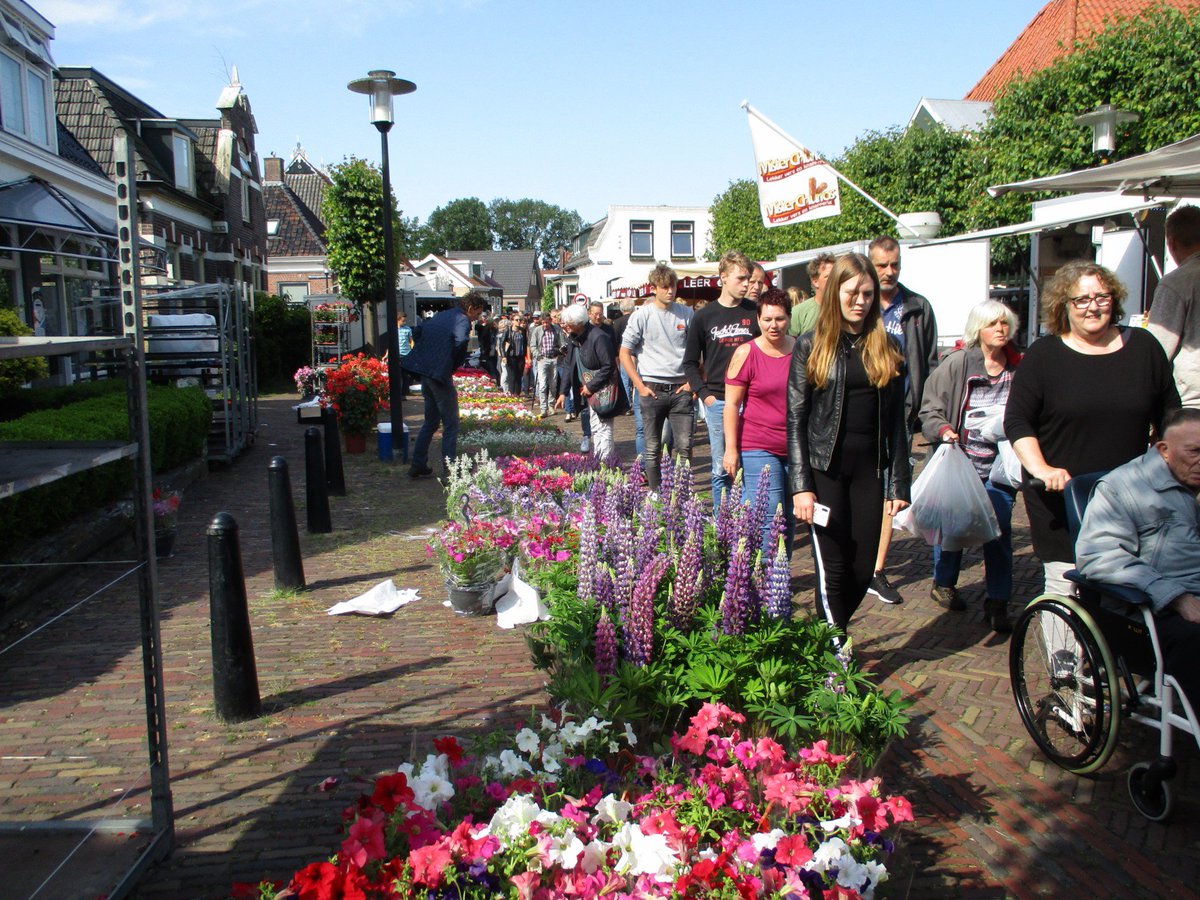 Veel bezoekers bij een zonnige Skoattermerke in Oudeschoot dlvr.it/R6Lvwc