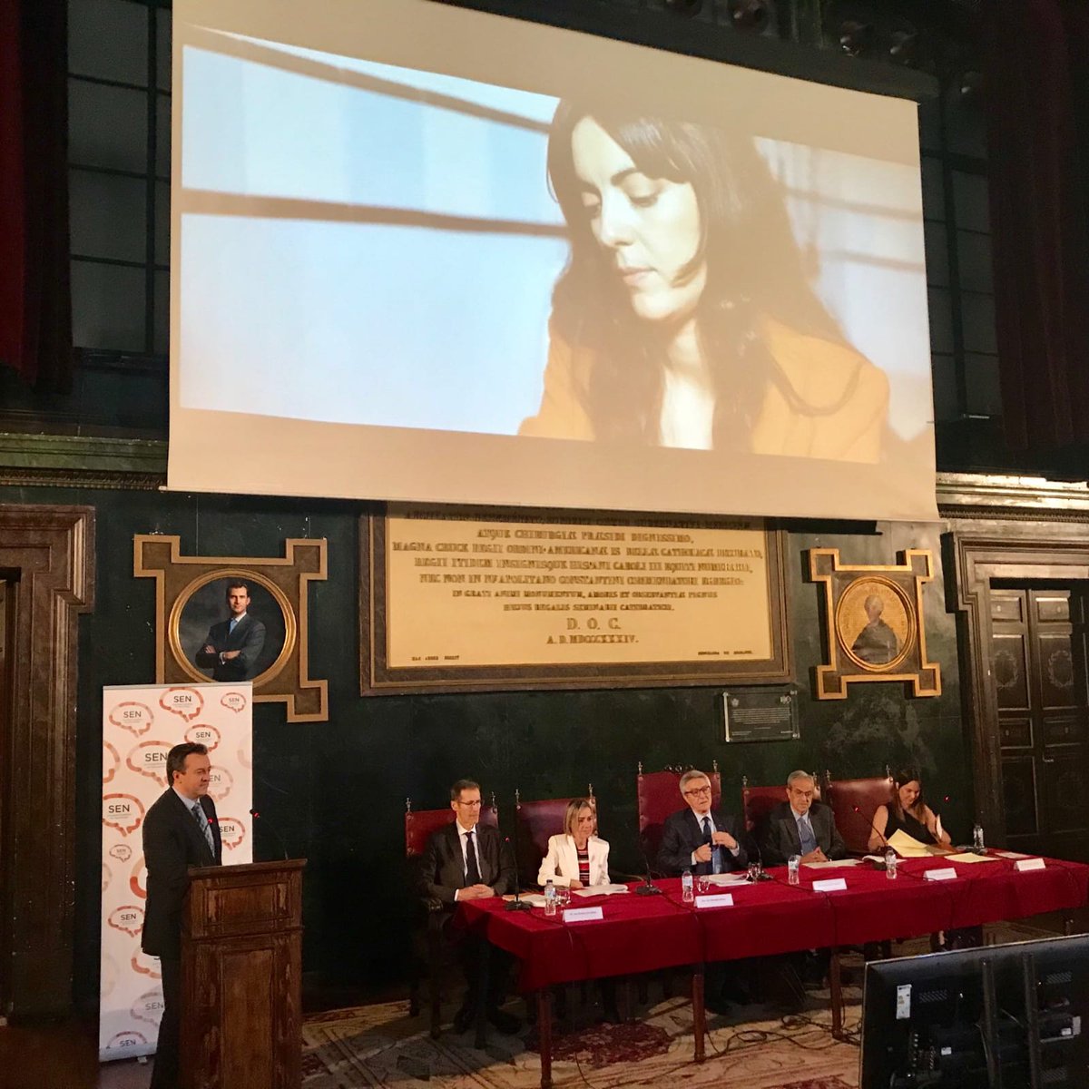 LaViaProduccion's tweet photo. @davidezpeleta realiza la entrega de los premios del Concurso de Relato Breve 2018 del #GECSEN, presentando ademas el cortometraje LA decsión de Alicia. @neurocefalea @seneurologia @AEMICE_ @LaViaProduccion @NovartisSpain https://t.co/T7TpDDif0k