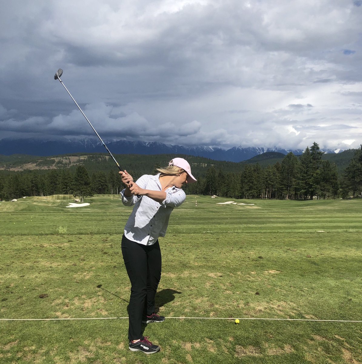 miawgordon's tweet photo. I am no golfer that’s for sure. But when you have amazing views of the mountains I think I could get into it. Will be editing my content from Cranbrook today and cannot wait to share it with all of you @weathernetwork https://t.co/bGoiA7rdYW