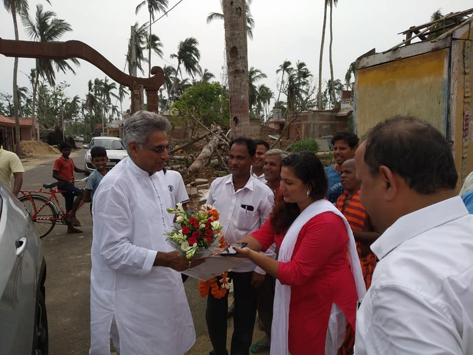 RapidResponse's tweet image. Heritage and Crafts village #Raghurajpur in #Odisha devastated by #CycloneFani. Since the aftermath of #FaniCyclone we have been working to rebuild the village. MP of Puri Shri Pinaki Misra ji visited our project #RebuildingRaghurajpur and encouraged our team and effort.