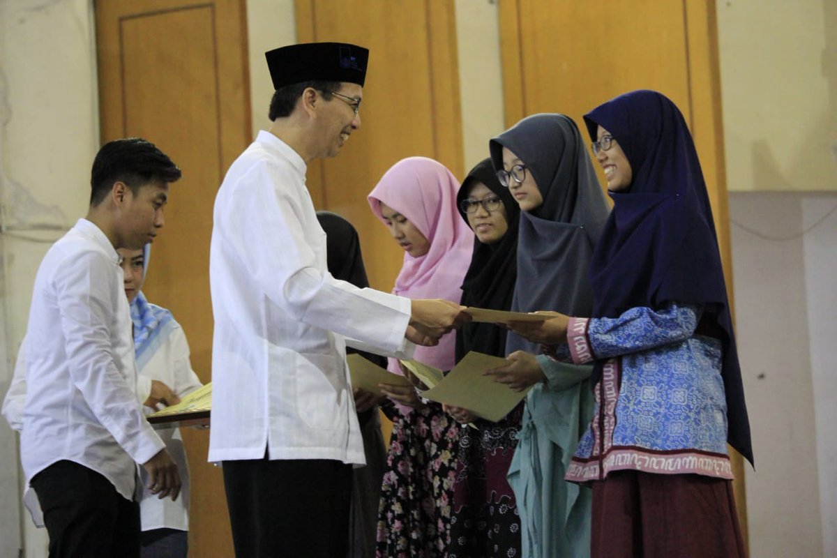 ITS Beri Penghargaan Mahasiswa Hafiz: Kampus ITS, ITS News – Hari kerja pertama setelah libur Hari Raya Idul Fitri 1440 Hijriah dimanfaatkan sivitas akademika Institut Teknologi Sepuluh Nopember (ITS) Surabaya untuk menggelar silaturahmi dan halal… dlvr.it/R6M0TN