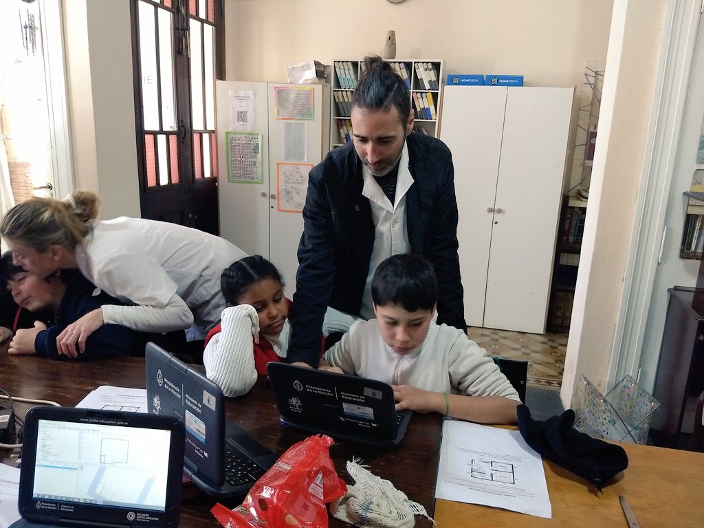 ciierauch's tweet photo. Hoy en #CIIE las Escuelas Primarias N°6 Cuartel XI de la  localidad de Miranda y N° 38 Cuartel XI Paraje San Alberto #Rauch trabajando en sus proyectos #TIC con el acompañamiento de Insp. Ed. Física @danielacastets @jef_rauch @CEscolarRauch @MuniRauch @maxisuescun @VicZorraquin https://t.co/yBhFaeYObB